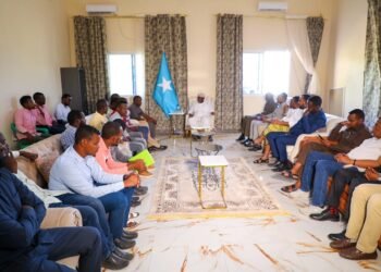 رئيس مجلس الشعب في البرلمان الصومالي يقعد اجتماعا مع شيوخ العشائر في محافظة بكول