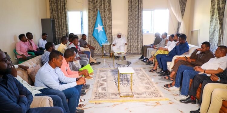 رئيس مجلس الشعب في البرلمان الصومالي يقعد اجتماعا مع شيوخ العشائر في محافظة بكول