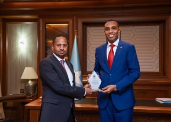 رئيس الوزراء الصومالي يُودِّع السفير الإثيوبي السابق في الصومال