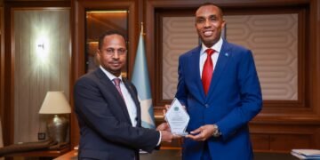 رئيس الوزراء الصومالي يُودِّع السفير الإثيوبي السابق في الصومال