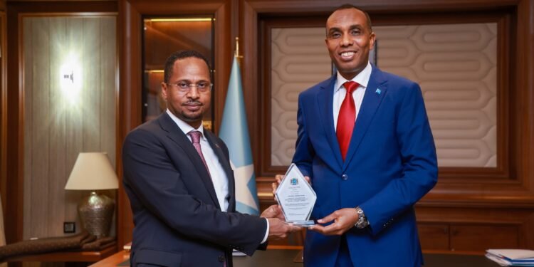 رئيس الوزراء الصومالي يُودِّع السفير الإثيوبي السابق في الصومال