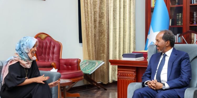 الرئيس حسن محمود يستقبل النائبة الأمريكية إلهان عمر في مقديشو