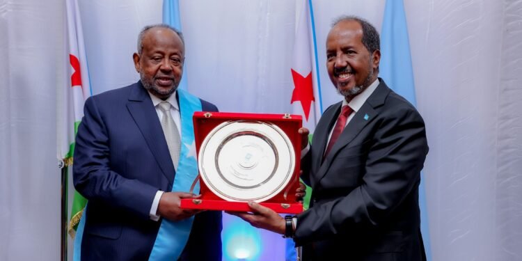 مأدبة عشاء رسمية على شرف الرئيس الجيبوتي إسماعيل عمر غيلة في مقديشو