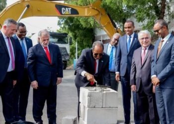 الرئيس الصومالي يضع حجر الأساس لمشروع إعادة بناء المكاتب في القصر الجمهوري