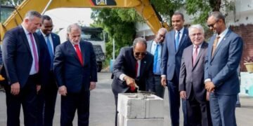 الرئيس الصومالي يضع حجر الأساس لمشروع إعادة بناء المكاتب في القصر الجمهوري