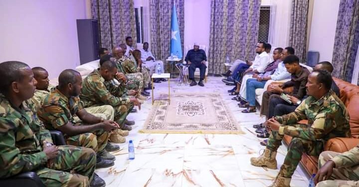 رئيس مجلس الشعب الصومالي يقعد اجتماعا مع ضباط عسكريين في محافظة بَكُول