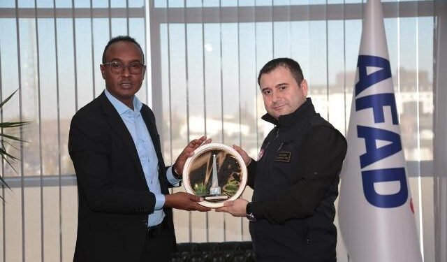 مدير وكالة إدارة الكوارث يجتمع مع مسؤولين أتراك في إسطنبول