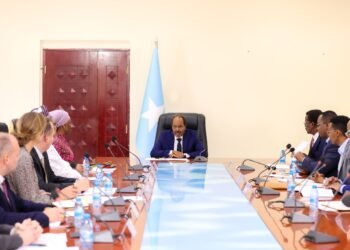 الرئيس الصومالي يجتمع مع سفراء الأجانب وممثلي المجتمع الدولي في مقديشو