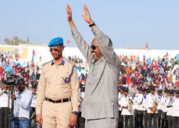 الرئيس الصومالي يشارك في مظاهرة عارمة ضد حركة الشباب في مقديشو