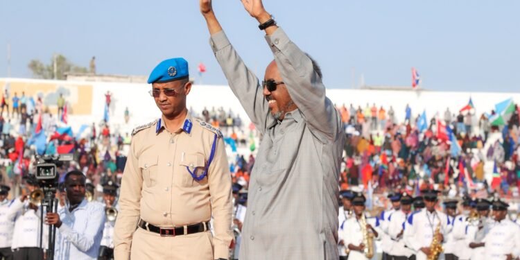 الرئيس الصومالي يشارك في مظاهرة عارمة ضد حركة الشباب في مقديشو