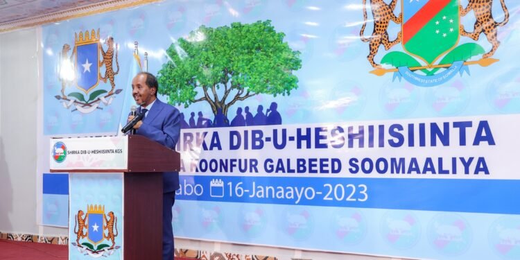 الرئيس الصومالي يلقي خطابا في افتتاح مؤتمر للمصالحة في ولاية جنوب غرب الصومال