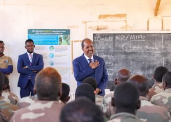 الرئيس الصومالي يزور معسكرا لتدريب الجنود في ولاية جنوب غرب الصومال