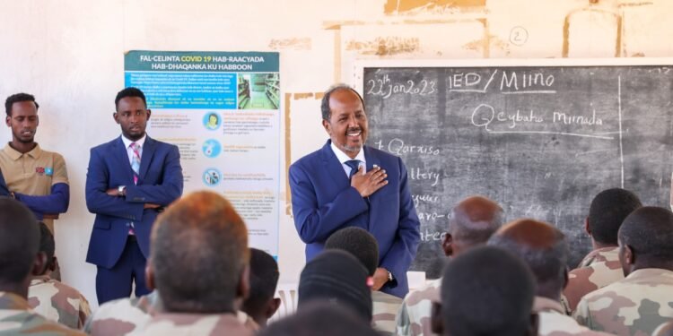 الرئيس الصومالي يزور معسكرا لتدريب الجنود في ولاية جنوب غرب الصومال