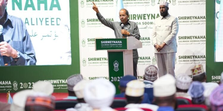 الرئيس الصومالي يلقي كلمة في مؤتمر علماء الصومال في مقديشو