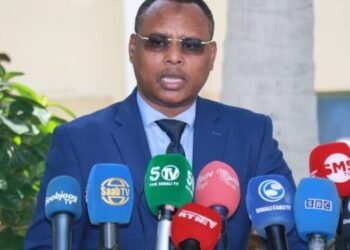 وزير التجارة الصومالي يرد على تهديدات حركة الشباب للمصارف وشركات الاتصالات