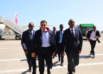 وزير الخارجية اليمني يصل إلى مقديشو