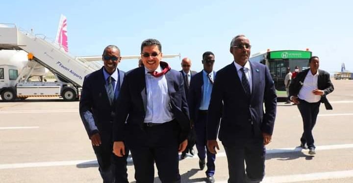 وزير الخارجية اليمني يصل إلى مقديشو