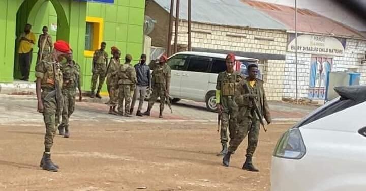 ميليشيات محلية تشن هجوما على قاعدة عسكرية في مدينة لاسعانود