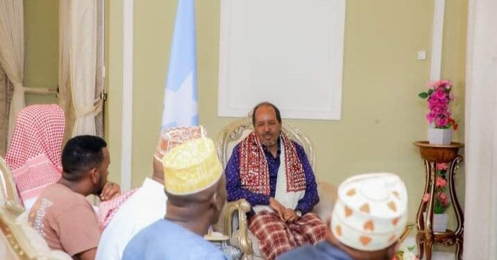 اجتماع الرئيس الصومالي مع أسر الجنود المدربين في إريتريا