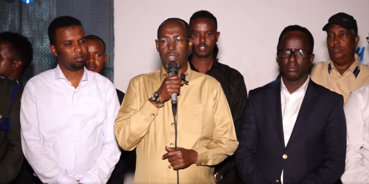 رئيس بلدية مقديشو يصدر قرارات حاسمة بشأن الاشتباكات الأخيرة.. ويزور تقاطع سيناء في مقديشو