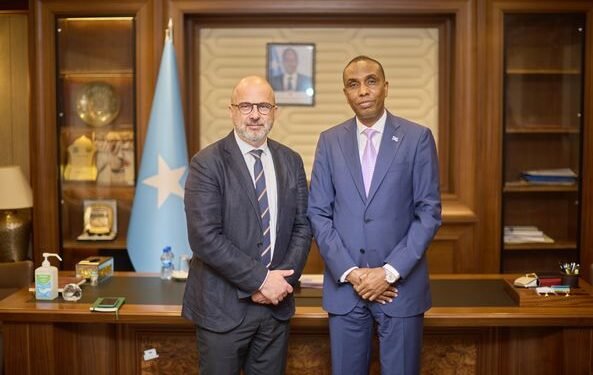 رئيس الوزراء الصومالي يناقش أوضاع النازحين مع مسؤول أممي في مقديشو