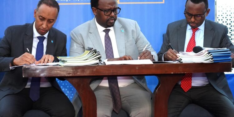 أحمد غوتالي يتسلم مهام منصبه رسميا كمراجع عام للصومال