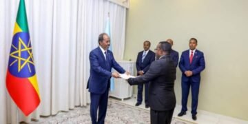 رٸیس الصومال يتسلّم أوراق الاعتماد من سفير دولة إثیوبیا الجديد