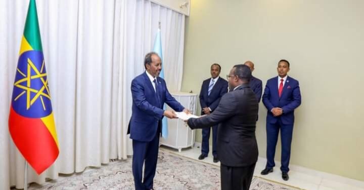 رٸیس الصومال يتسلّم أوراق الاعتماد من سفير دولة إثیوبیا الجديد