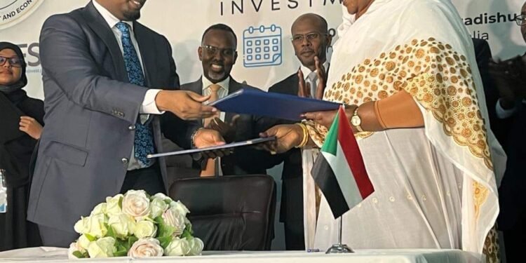 وزير الاستثمار الصومالي يوقِّع مذكرة تفاهم مع نظيره السوداني في مقديشو
