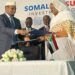 وزير الاستثمار الصومالي يوقِّع مذكرة تفاهم مع نظيره السوداني في مقديشو