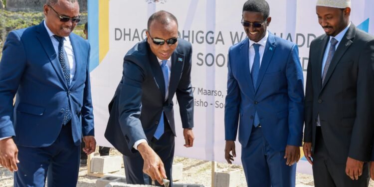 رئيس الوزراء الصومالي يضع حجر الأساس لمبنى مصنع لإنتاج الدقيق في مقديشو
