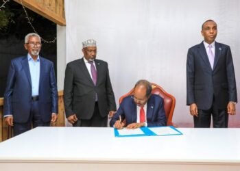 الرئيس الصومالي يوقِّع على ثمانية قوانين جديدة من بينها قانون حماية المستثمرين