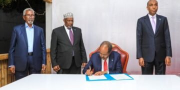 الرئيس الصومالي يوقِّع على ثمانية قوانين جديدة من بينها قانون حماية المستثمرين