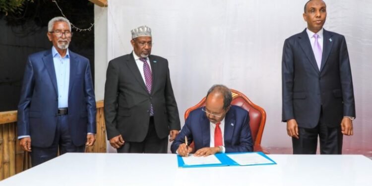 الرئيس الصومالي يوقِّع على ثمانية قوانين جديدة من بينها قانون حماية المستثمرين