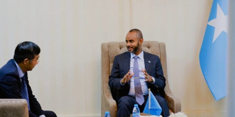 وزير الدفاع الصومالي يلتقي السفير الصيني في مقديشو