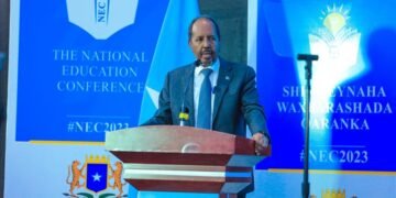 في افتتاح مؤتمر تعليمي…الرئيس الصومالي يعلن عن خطط حكومته لتوطيف معلمين جدد ( 10 آلاف)