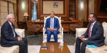 رئيس الوزراء الصومالي يرحب بالسفير الجيبوتي الجديد