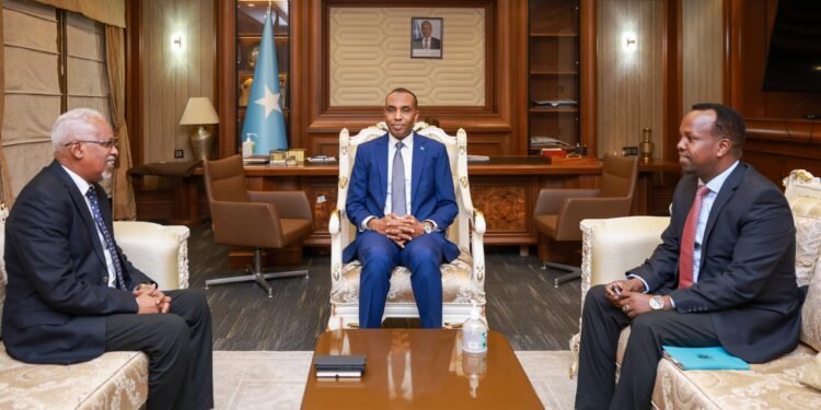 رئيس الوزراء الصومالي يرحب بالسفير الجيبوتي الجديد