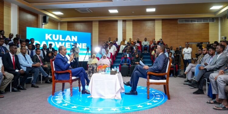 رئيس الصومال يعقد لقاء جماهيريا مفتوحا يجيب فيه عن أسئلة مباشرة بعد عام على إعادة انتخابه