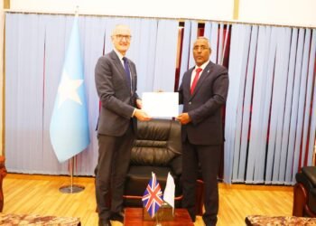 وزير الخارجية الصومالي يتسلّم نسخةً من أوراق الاعتماد للسفير البريطاني الجديد في الصومال