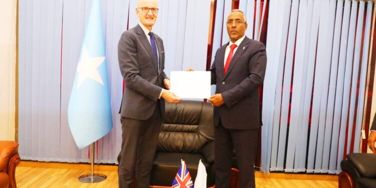 وزير الخارجية الصومالي يتسلّم نسخةً من أوراق الاعتماد للسفير البريطاني الجديد في الصومال