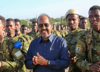 الرئيس الصومالي يودع كتيبة من القوات المسلحة قبيل الانطلاق إلى ميادين القتال