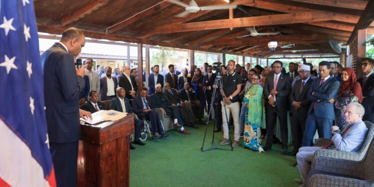 رئيس الوزراء الصومالي يشيد بدعم أمريكا المستمر للصومال.. ويُودِّع سفيرها المنتهية ولايته في مقديشو