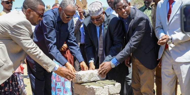 رئيس البرلمان الصومالي يضع حجر الأساس لمشروع بناء ميناء مدينة براوي