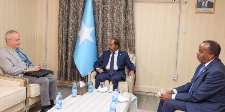 لقاء وداع رسمي لسفير الولايات المتحدة في الصومال