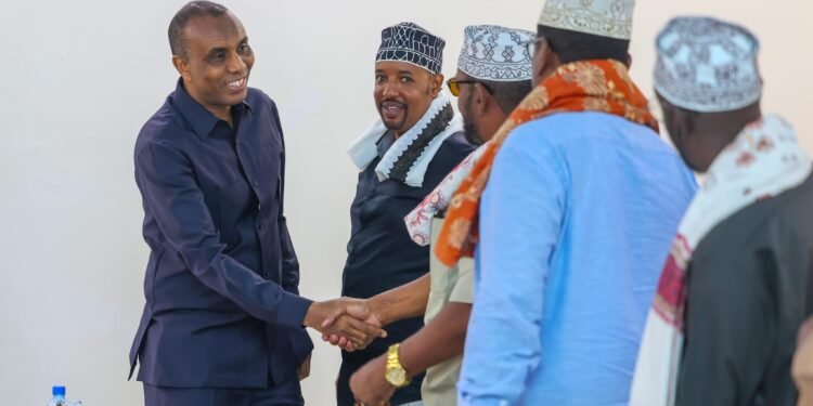 رئيس الوزراء الصومالي يجتمع في مقديشو مع زعماء عشائر قدموا من مدينة لاسعانود