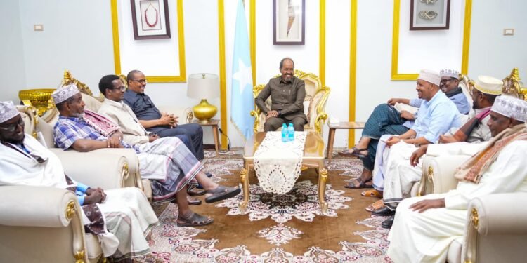 رئيس الصومال يجتمع مع شيوخ عشائر لبحث الأوضاع في مدينة لاسعانود