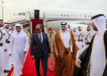 رئيس الصومال يزور قطر ويبحث مع أميرها تعزيز التعاون الثنائي بين البلدين