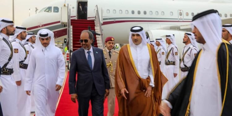 رئيس الصومال يزور قطر ويبحث مع أميرها تعزيز التعاون الثنائي بين البلدين