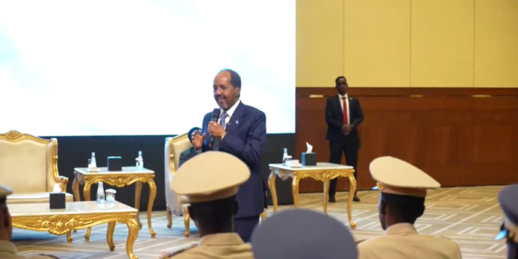 الرئيس الصومالي يُلقي خطابًا أمام ضباط صوماليين يتلقون تدريبات في قطر